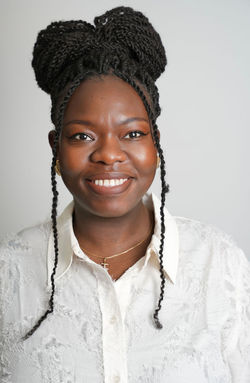 Bright and friendly headshot of a woman in a white top – headshot photography in Amsterdam