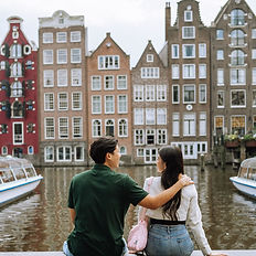 Couple photoshoot by Amsterdam canal captured by vacation photographer