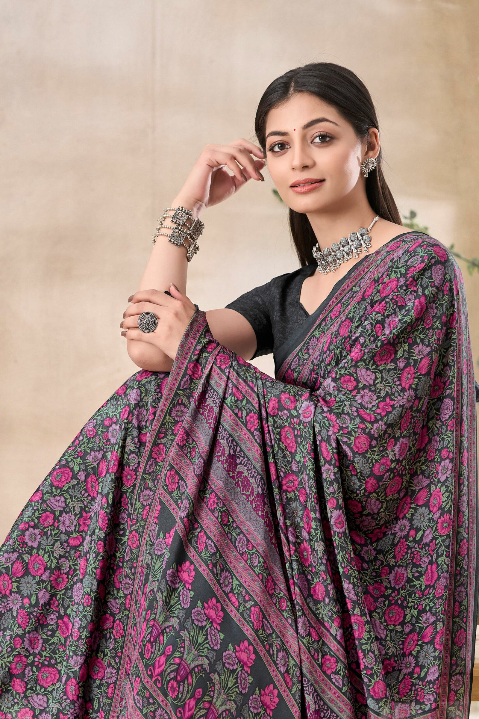 Glamorous Grey Floral Print Silk Crepe Uniform Saree - Image 2