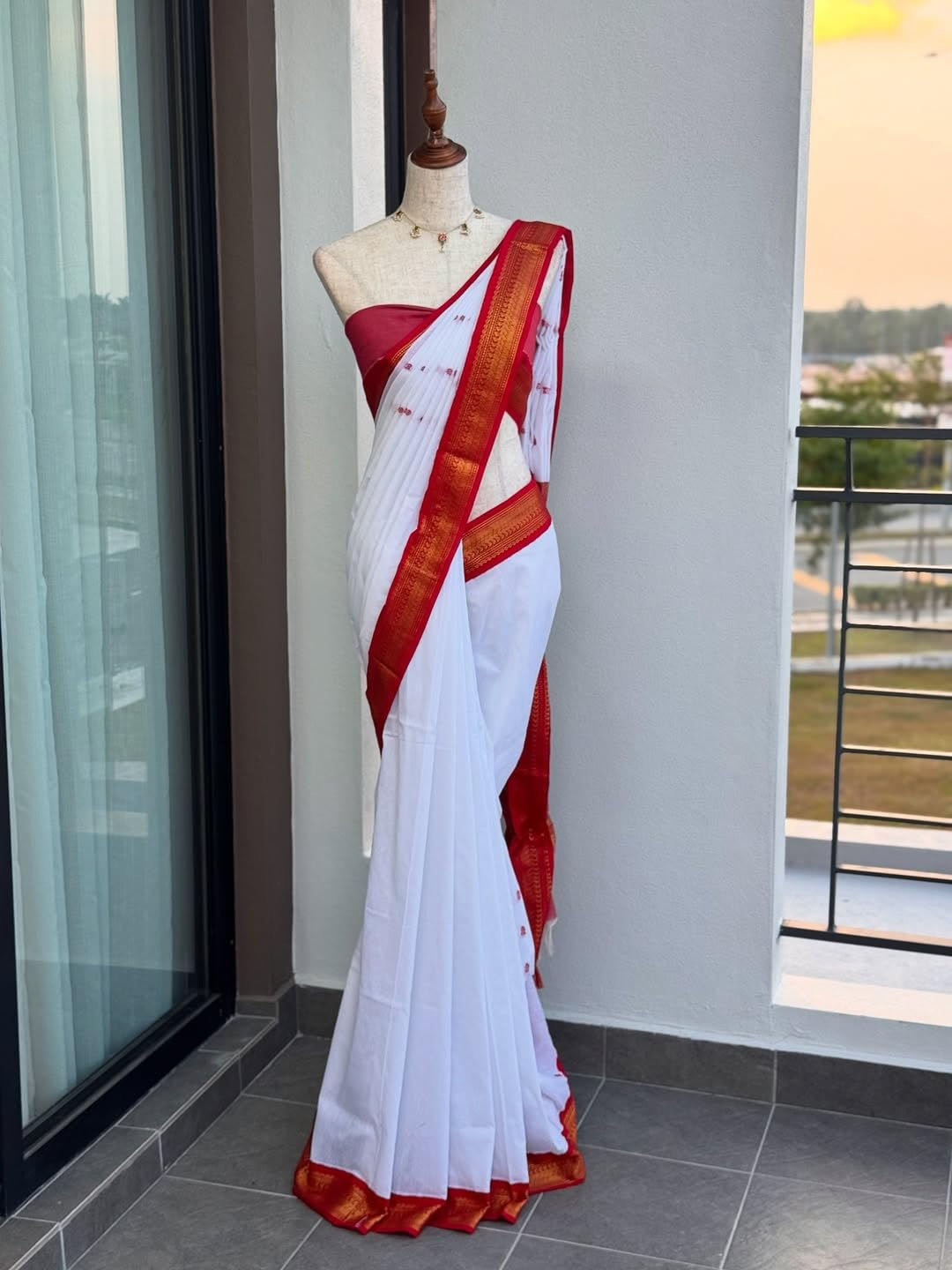 ILAIYAAL CLOTHINGS South Cotton Gadwal Saree for Women | Celebrity Inspired Traditional Ethnic Wear | Chettinad & Kalyani Cotton Sarees | Soft Cotton Saree with Blouse Piece - White Red - Image 4