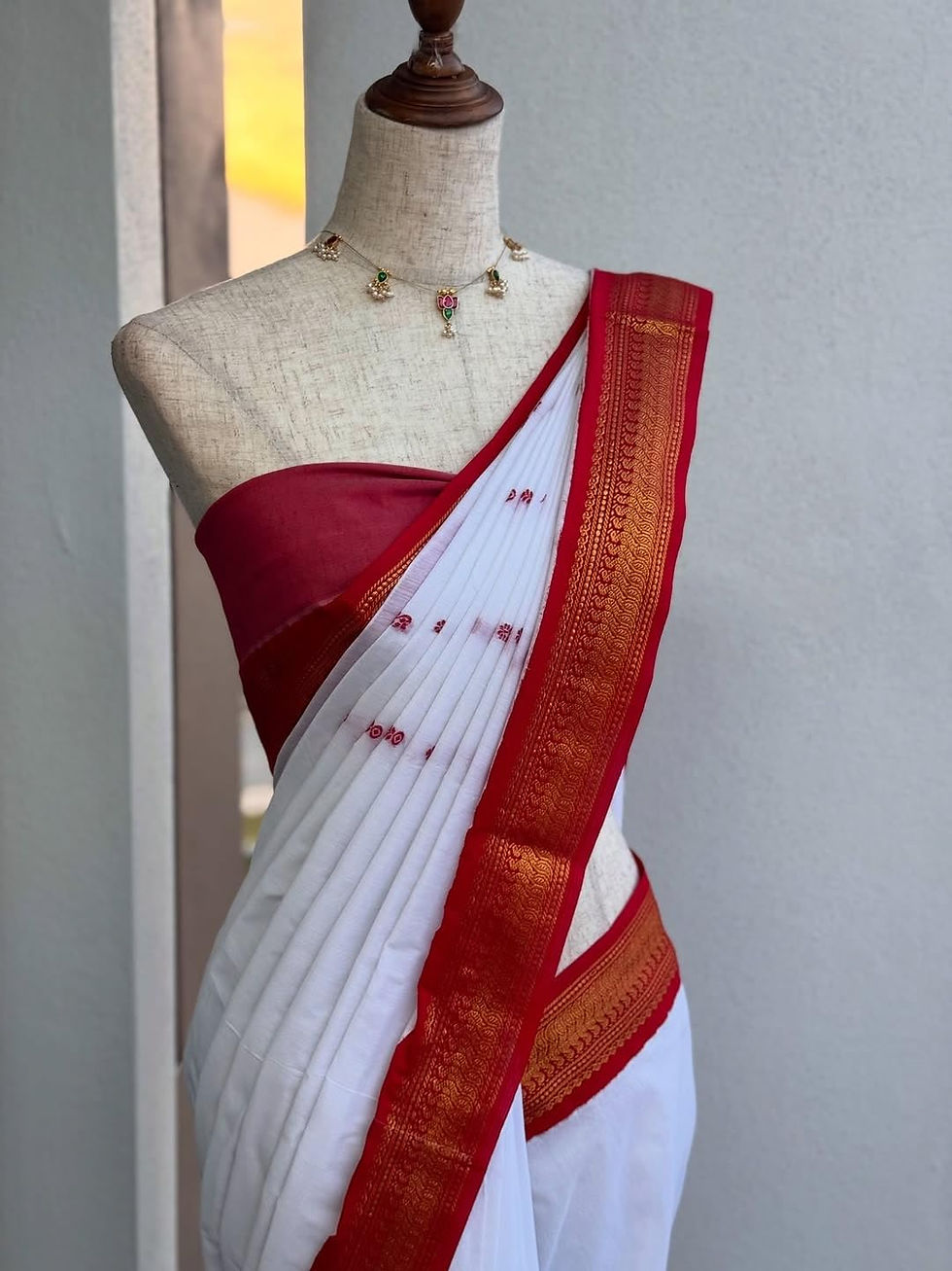 Thumbnail: ILAIYAAL CLOTHINGS South Cotton Gadwal Saree for Women | Celebrity Inspired Traditional Ethnic Wear | Chettinad & Kalyani Cotton Sarees | Soft Cotton Saree with Blouse Piece - White Red - Image 5