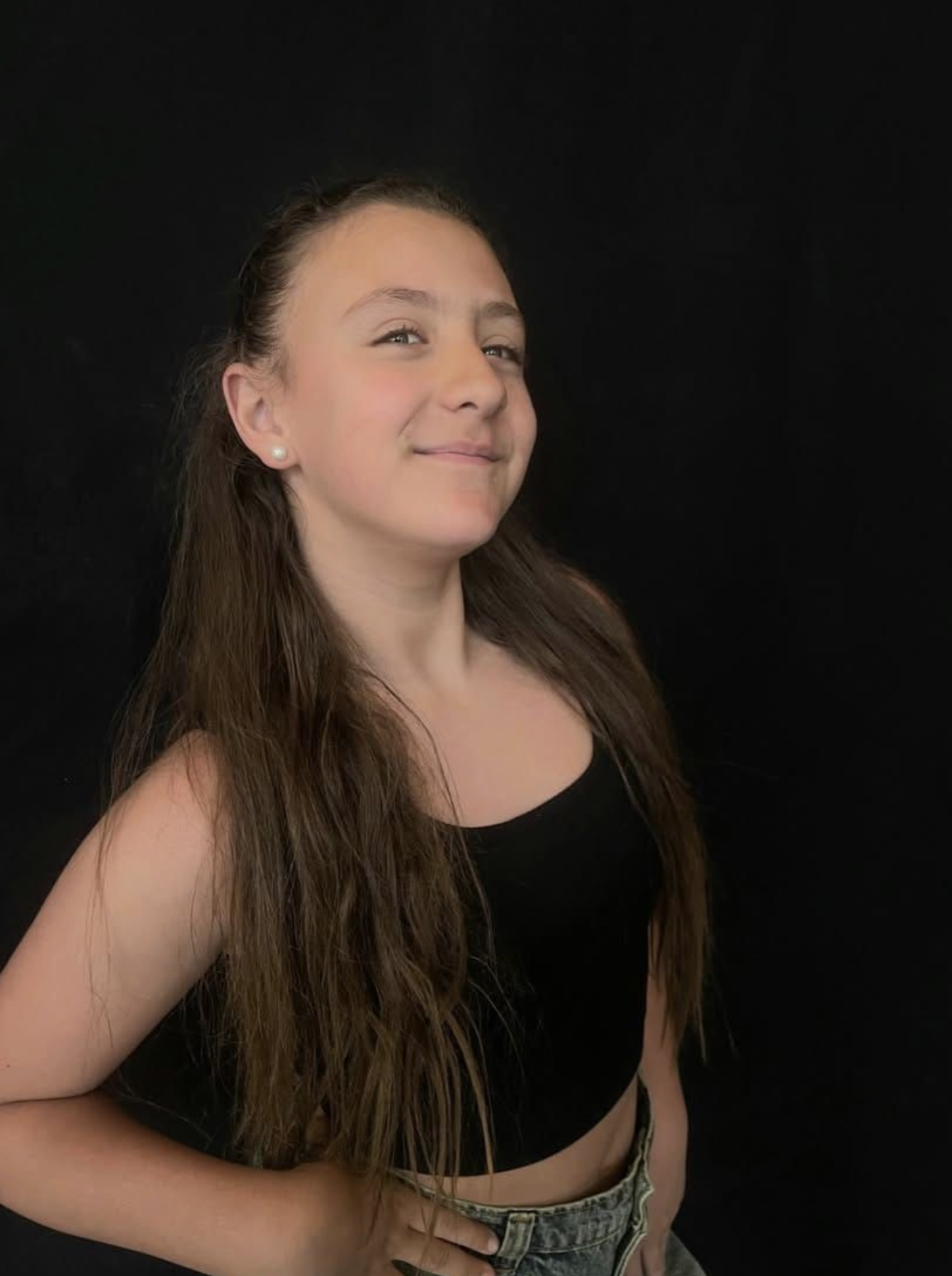 Portrait collectif pour L’Après M avec Mohamed Fahem, Kamel Guemari, Jade Pieillon, Marie Pastorelli, Carlala, Sahouda Maallem, Bengous, Nassim Bougezi, Julien Vinh et Gabrielle Giraud. Une photo emblématique du Dernier Calendrier, hommage à la lutte sociale, à la solidarité marseillaise et à la dignité collective.