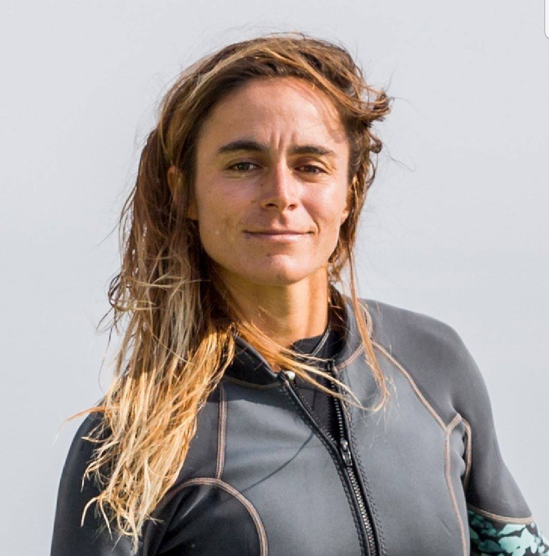 Portrait de Olivia Piana, athlète de wingfoil, pour Surfrider Foundation France. Réalisée dans le cadre du Dernier Calendrier, cette photo illustre la force du lien entre sport, mer et protection de l’environnement.