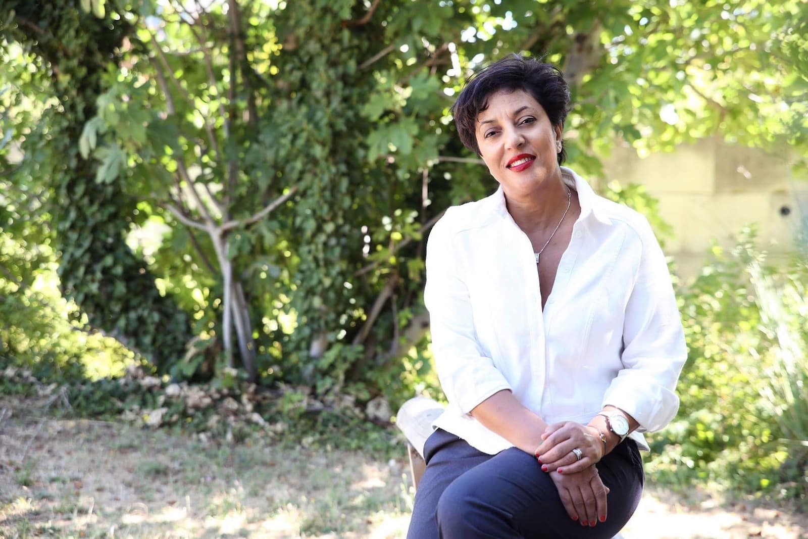 Portrait collectif pour L’Après M avec Mohamed Fahem, Kamel Guemari, Jade Pieillon, Marie Pastorelli, Carlala, Sahouda Maallem, Bengous, Nassim Bougezi, Julien Vinh et Gabrielle Giraud. Une photo emblématique du Dernier Calendrier, hommage à la lutte sociale, à la solidarité marseillaise et à la dignité collective.