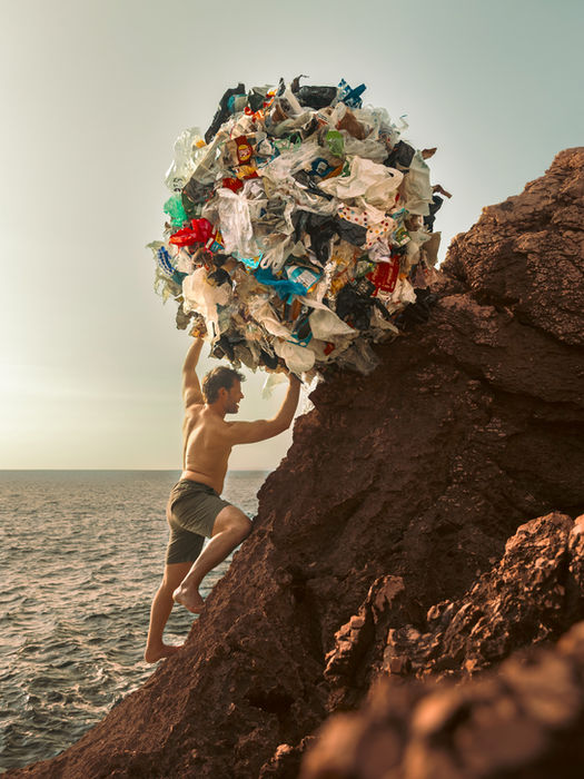 Arthur Le Vaillant soulève une boule de déchets plastique association no plastic in my sea, le dernier calendrier, le cadeau de noel solidaire et engagé
