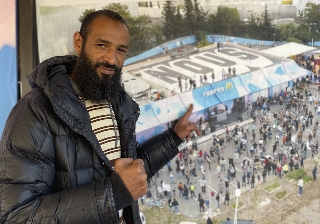 Portrait collectif pour L’Après M avec Mohamed Fahem, Kamel Guemari, Jade Pieillon, Marie Pastorelli, Carlala, Sahouda Maallem, Bengous, Nassim Bougezi, Julien Vinh et Gabrielle Giraud. Une photo emblématique du Dernier Calendrier, hommage à la lutte sociale, à la solidarité marseillaise et à la dignité collective.