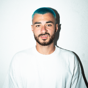 Portrait collectif pour L’Après M avec Mohamed Fahem, Kamel Guemari, Jade Pieillon, Marie Pastorelli, Carlala, Sahouda Maallem, Bengous, Nassim Bougezi, Julien Vinh et Gabrielle Giraud. Une photo emblématique du Dernier Calendrier, hommage à la lutte sociale, à la solidarité marseillaise et à la dignité collective.