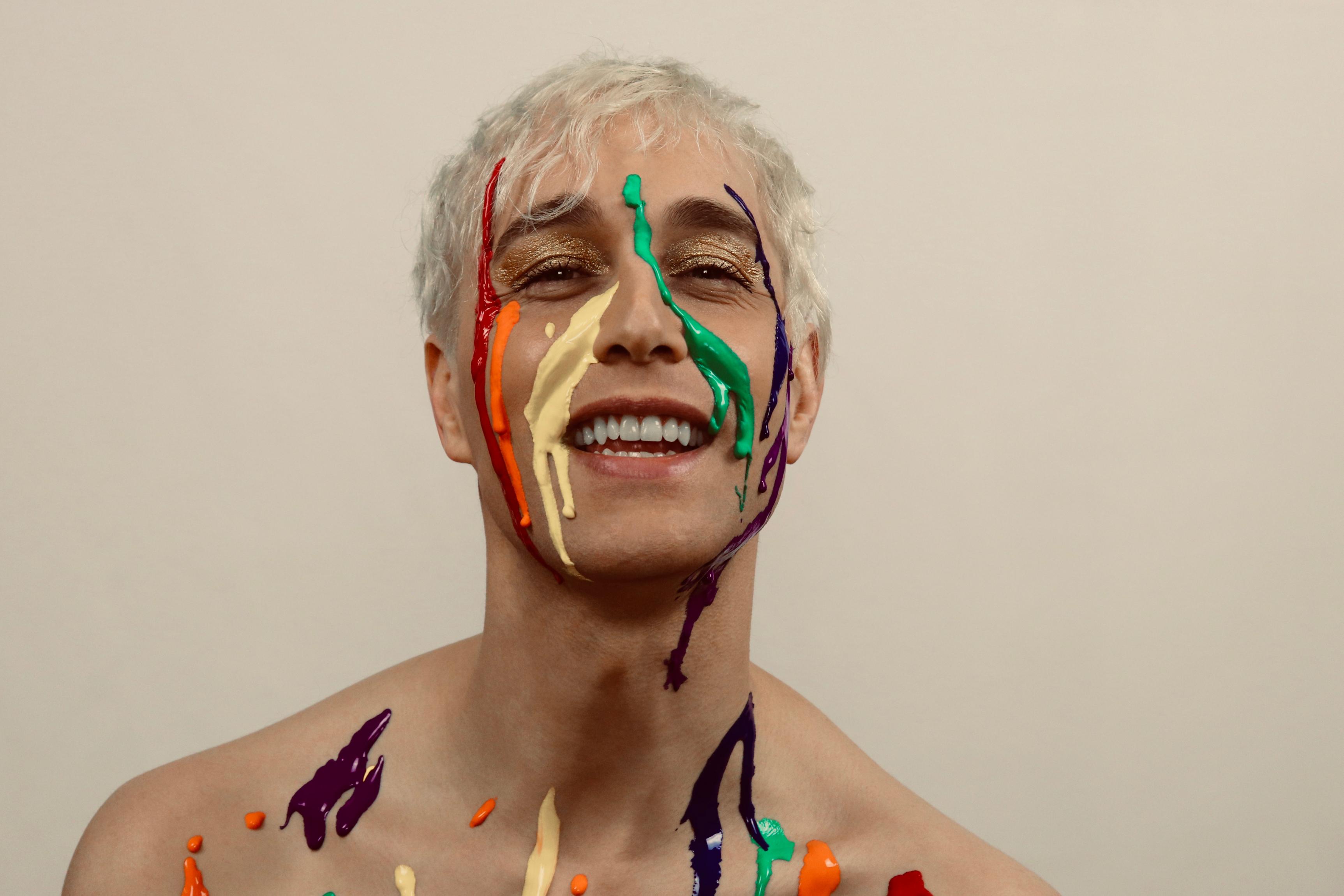 Portrait collectif pour l��’Inter-LGBT avec Le Tréma, Cookie Kunty, HoloKid, Mamari, Christophe Madrolle, Lolla Wesh, Jonas Ben Ahmed, Tonya Loren, Alexandre Schon. Une photographie forte, symbole de diversité, de fierté et d’inclusion, signée Le Dernier Calendrier. 