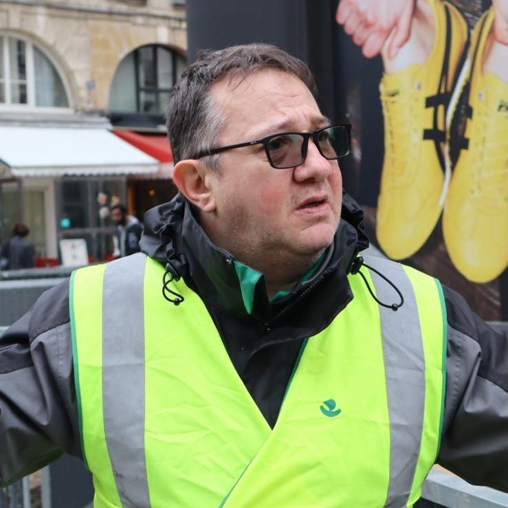 Portrait de Ludovic Franceschet pour l’association Entourage, réalisé pour Le Dernier Calendrier. Cette photographie solidaire célèbre la fraternité et l’action de terrain auprès des personnes sans abri.