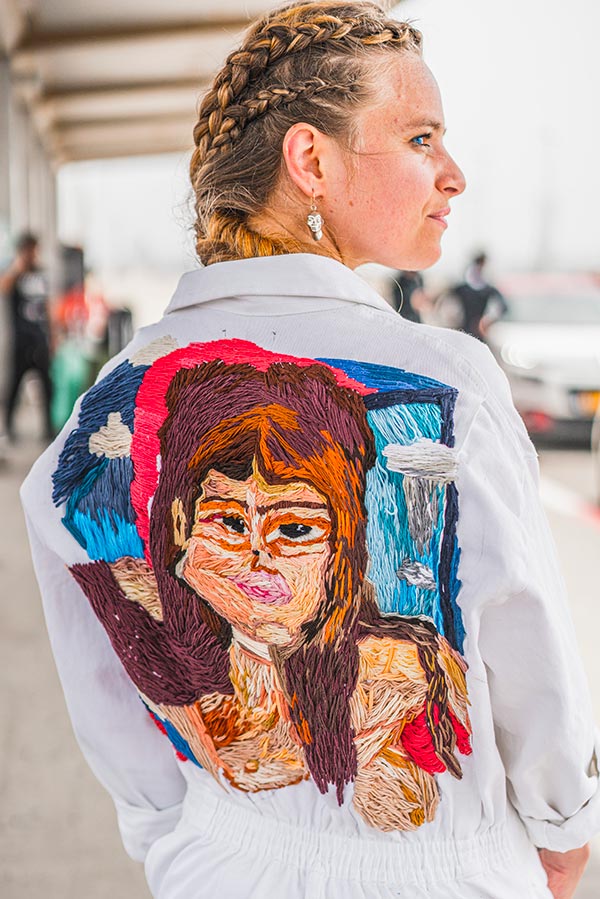 Portrait de Johanna Priettre Hermès pour Fashion Revolution France, issu du projet photo Le Dernier Calendrier. Cette photographie interroge l’industrie de la mode et célèbre l’engagement pour une mode éthique et responsable.