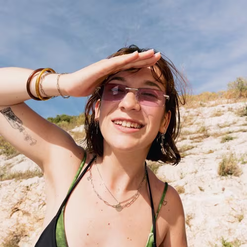 Portrait collectif pour L’Après M avec Mohamed Fahem, Kamel Guemari, Jade Pieillon, Marie Pastorelli, Carlala, Sahouda Maallem, Bengous, Nassim Bougezi, Julien Vinh et Gabrielle Giraud. Une photo emblématique du Dernier Calendrier, hommage à la lutte sociale, à la solidarité marseillaise et à la dignité collective.
