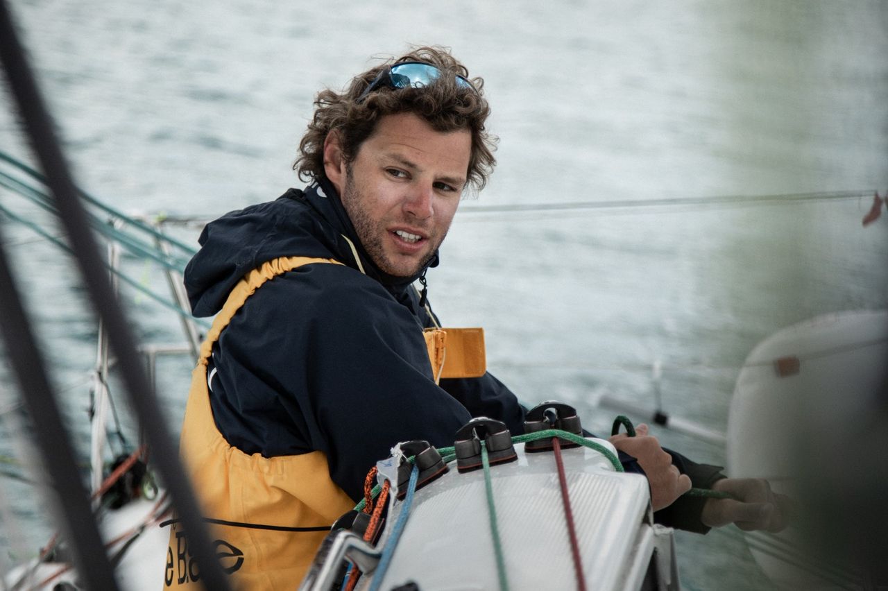 Portrait de Arthur Le Vaillant, navigateur engagé, pour l’association No Plastic In My Sea, photographié dans le cadre du projet Le Dernier Calendrier. Cette image rend hommage à la protection des océans et à la lutte contre la pollution plastique, symbolisant l’alliance entre sport, mer et engagement écologique. Réalisée par Solasta Production, dans un esprit solidaire et 100 % indépendant.