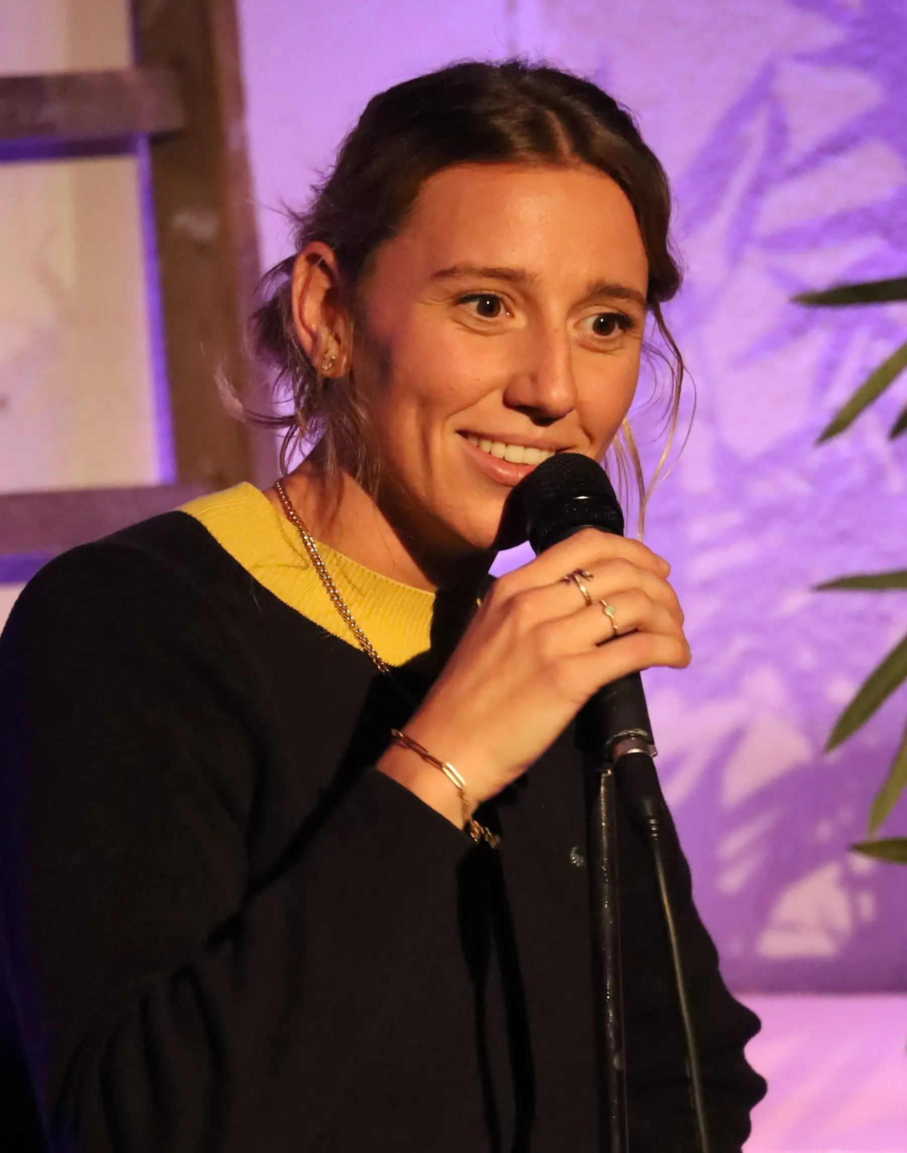 Portrait collectif pour L’Après M avec Mohamed Fahem, Kamel Guemari, Jade Pieillon, Marie Pastorelli, Carlala, Sahouda Maallem, Bengous, Nassim Bougezi, Julien Vinh et Gabrielle Giraud. Une photo emblématique du Dernier Calendrier, hommage à la lutte sociale, à la solidarité marseillaise et à la dignité collective.