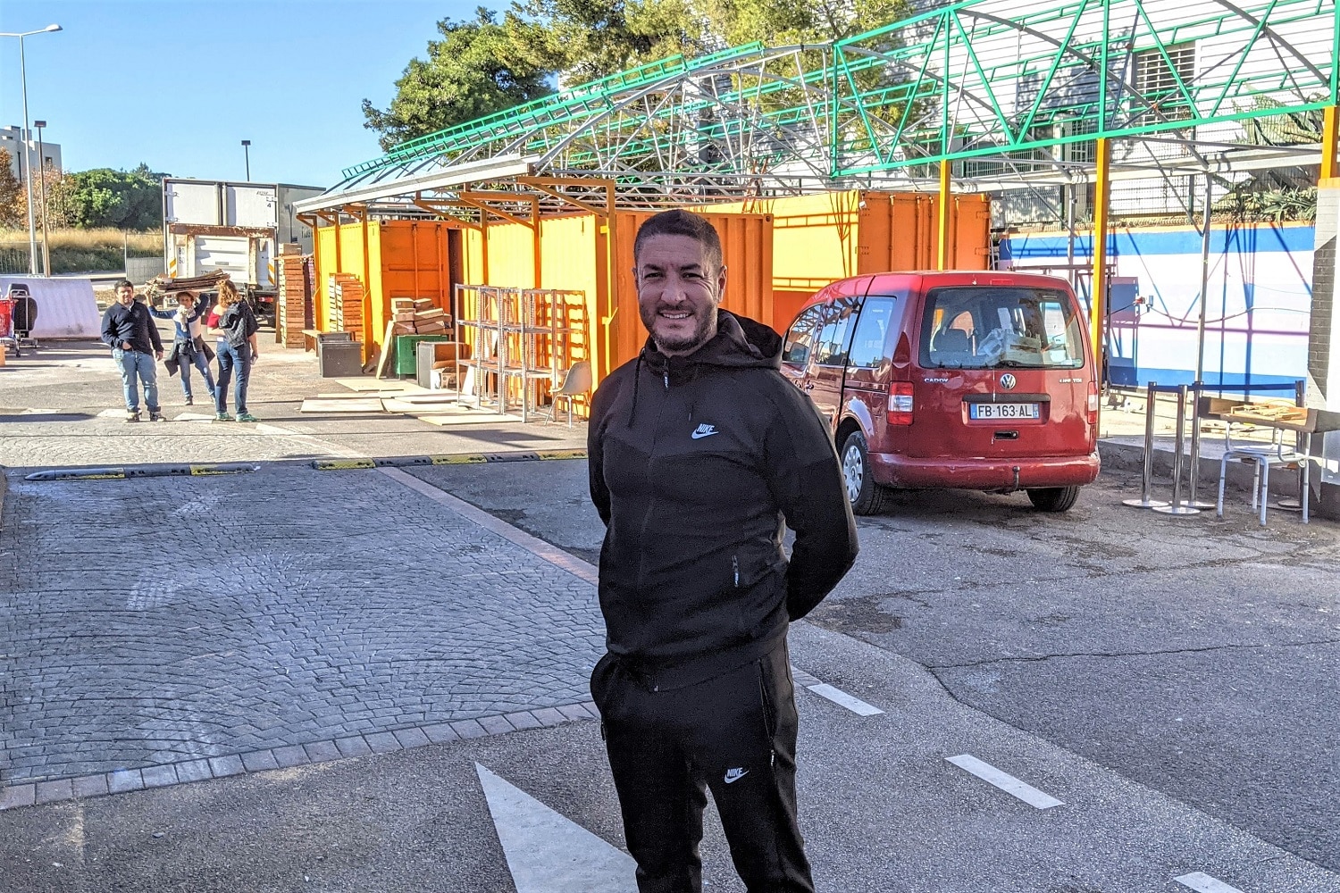 Portrait collectif pour L’Après M avec Mohamed Fahem, Kamel Guemari, Jade Pieillon, Marie Pastorelli, Carlala, Sahouda Maallem, Bengous, Nassim Bougezi, Julien Vinh et Gabrielle Giraud. Une photo emblématique du Dernier Calendrier, hommage à la lutte sociale, à la solidarité marseillaise et à la dignité collective.