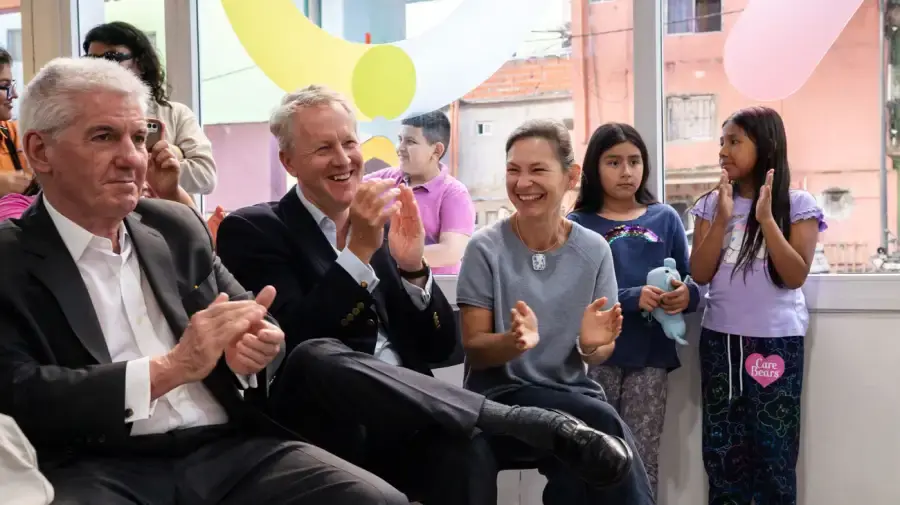 Miguel Maxwell junto a David y Sharon Cairns