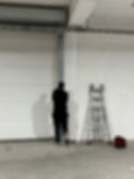 Arbeider monterer port, et bilde fra våre prosjekter.