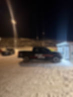 servicebil til din portmontør, elbil med logo i arbeid.