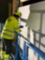 Arbeider på vegg i et prosjekt