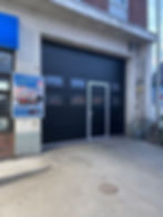 Prosjekt med svart garasjeport og hvit dør