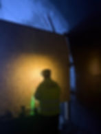 Person med hodelykt jobber på et prosjekt.