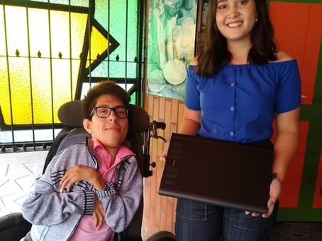 Entrega de La Tablet Digital Huion a la ganadora del sorteo del 2°Creadip 2019.
