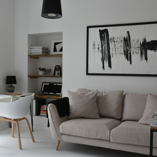 Modern gestaltetes Büro mit funktionalen Arbeitsplätzen und hochwertigem Interior Design