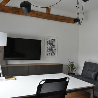 Modern gestaltetes Büro mit funktionalen Arbeitsplätzen und hochwertigem Interior Design