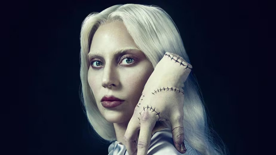 Lady Gaga como Rosaline Rotwood, la legendaria profesora de la escuela Nevermore. (Netflix)