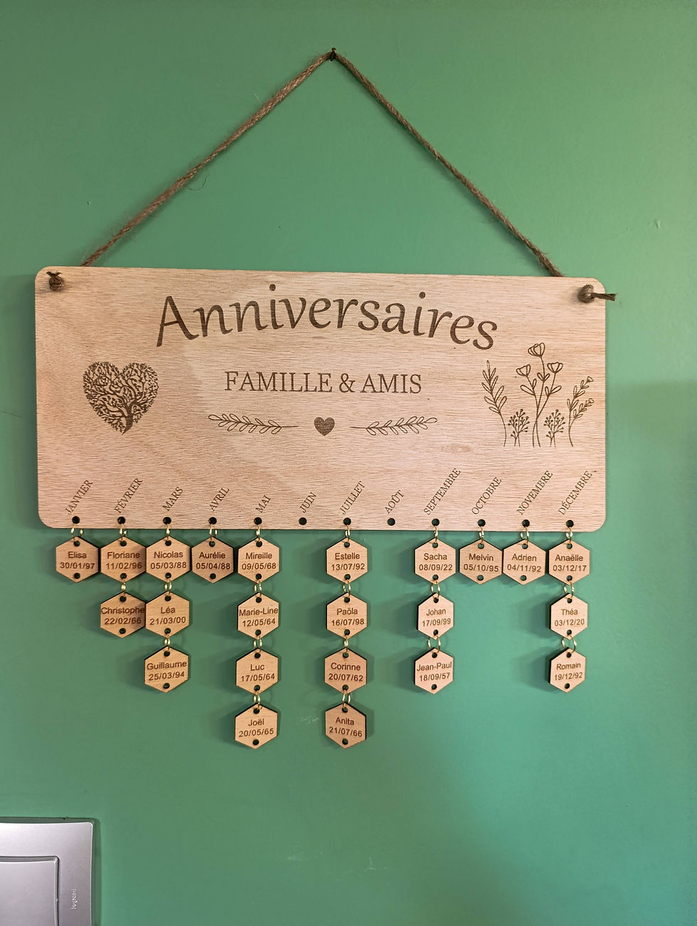 Le calendrier des anniversaires en bois personnalisé : une idée cadeau qui fait plaisir toute l’année
