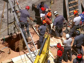 Desabamento deixa homem soterrado em buraco de 11 metros em SP