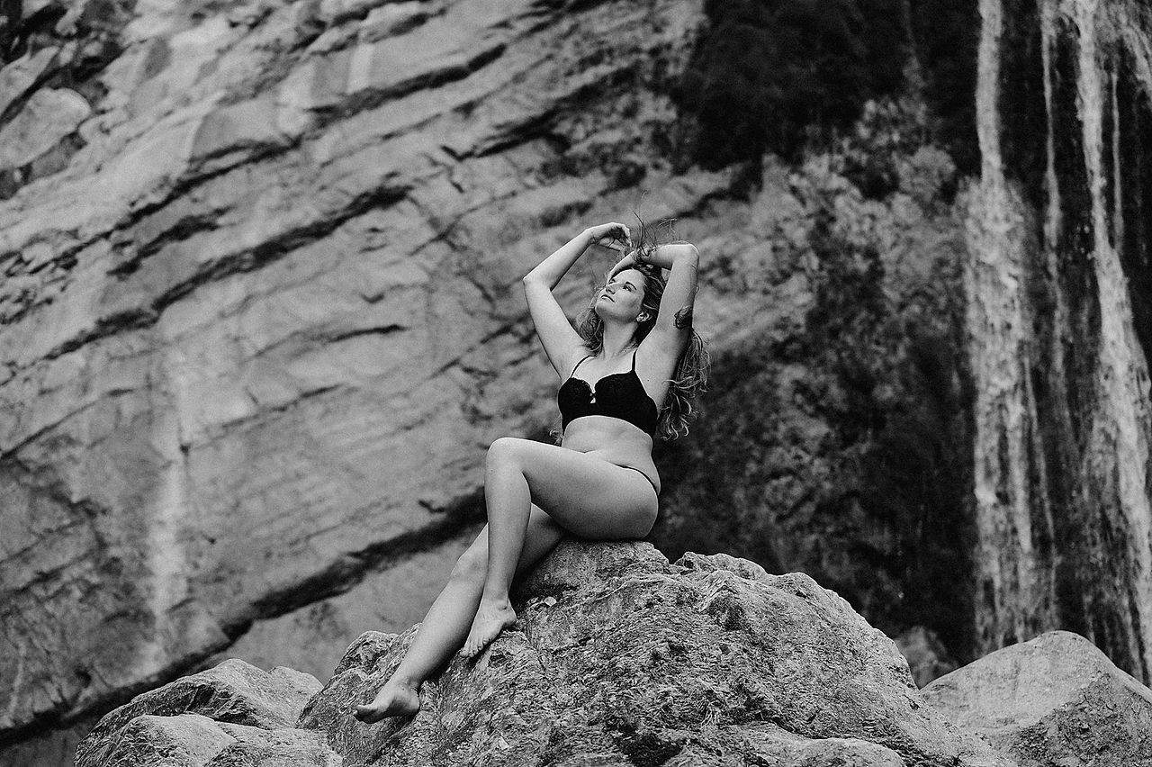 Boudoir Shooting in der Natur am Wasserfall