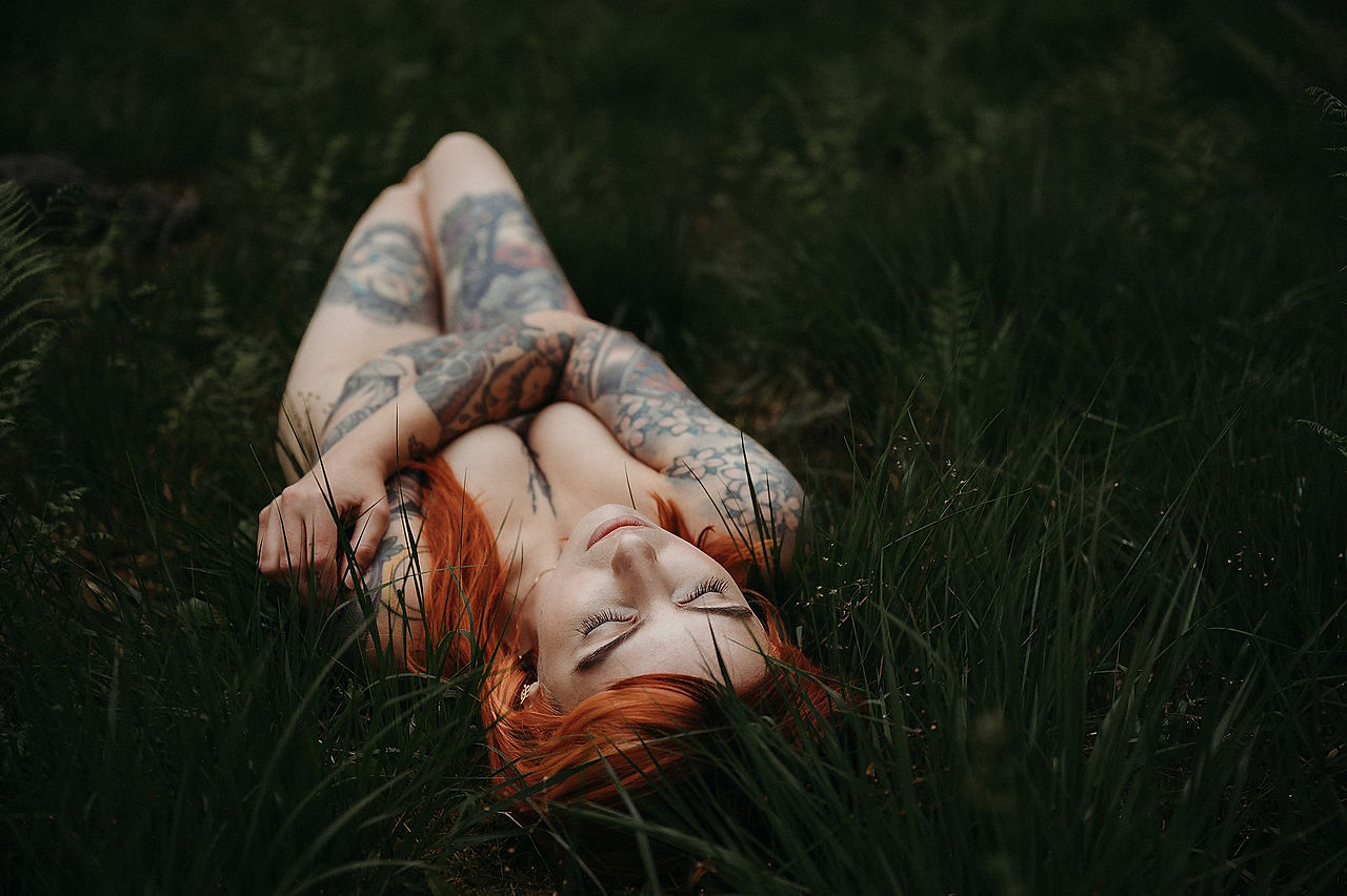 Sinnliche Boudoirfotos im Grünen