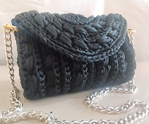 Bolsa crochê com alça em corrente e fecho imantado