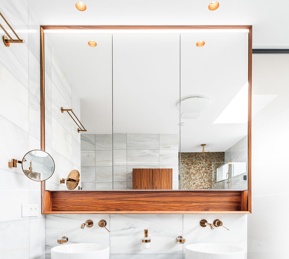 vysoká zrcadlová skříňka na míru přírodní dýha