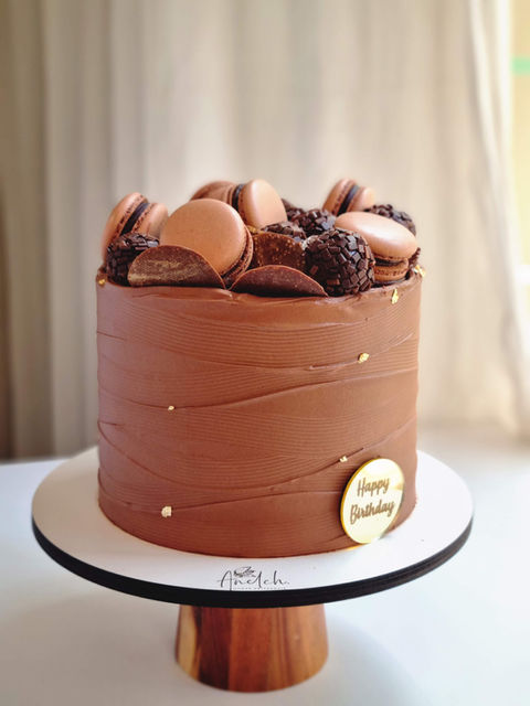 Bolo personalizado, pintura em bolo, macarrons, brigadeiro, chocolate intenso.