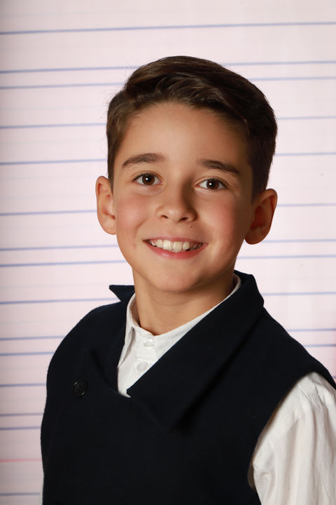 unge im weißen Hemd und schwarzer Weste – Schulfotografie Kassel