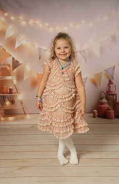 Kinderportrait mit warmem Licht und Pastellfarben – natürliche Schulfotografie Kassel, liebevolle Erinnerungen voller Freude