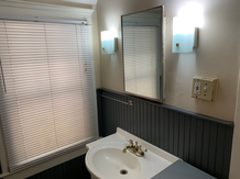 2nd floor bathroom (b).HEIC