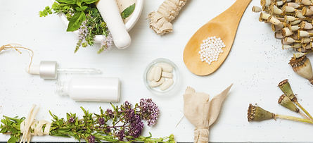 Mörser und Pistill und duftende Kräuter und Heilgewürze für Naturheier