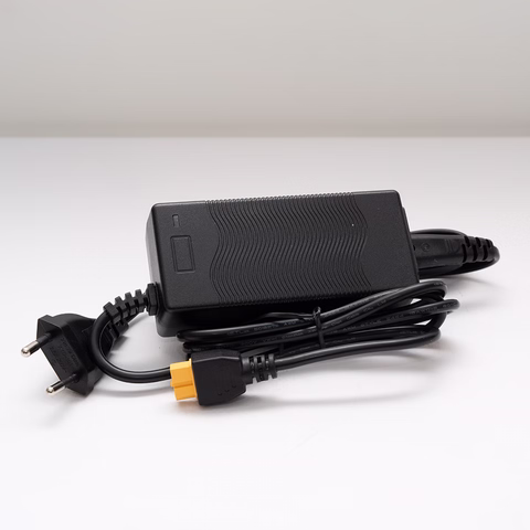 Lader 4 ampere voor zwarte / blauwe accu's