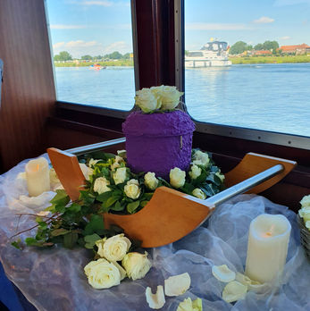 Flussbestattung mit Urne in Wunschfarbe