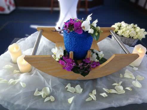 Die Vielfalt der verfügbaren Urnen ist grenzenlos. Mehrere hundert verschiedene Modelle schaffen individuellen Raum für die letzte Ruhe.