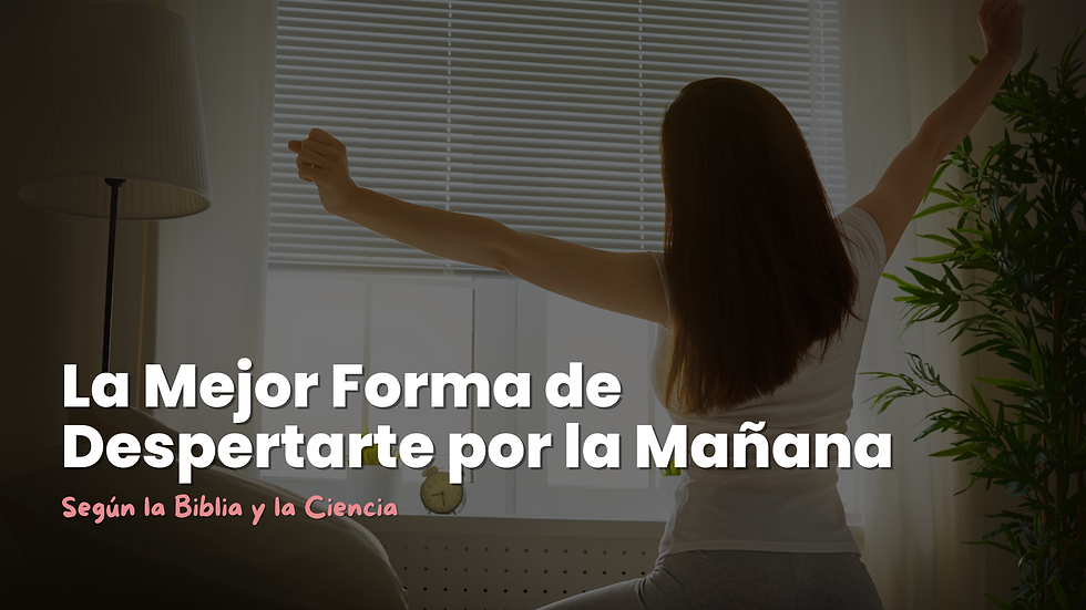 mujer sentada en su cama despertandose frente a la ventana