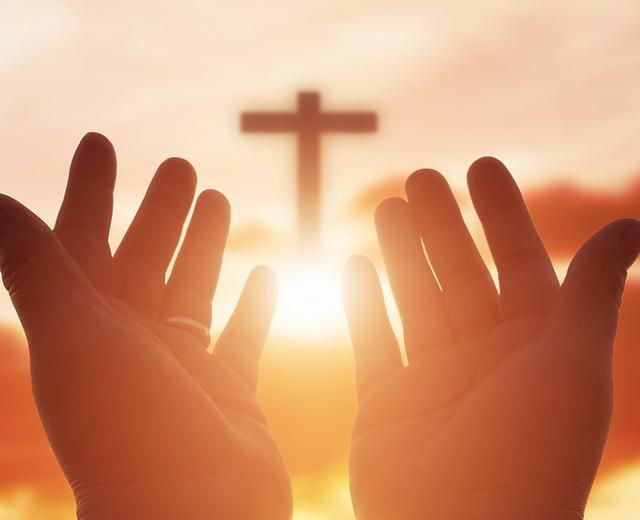 Manos levantadas en adoración confiando plenamente en Dios y en Su dirección.