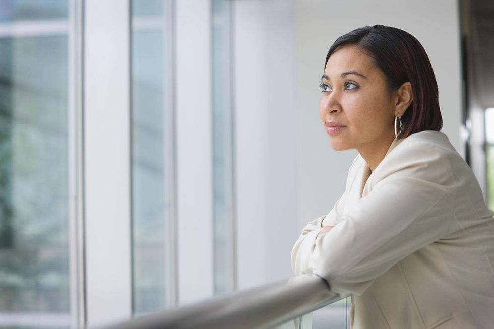 Mujer exitosa reflexionando sobre la búsqueda de aprobación y propósito.