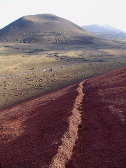 Lanzarote_-_Montaña_Negra_desde_Montaña_Ortiz_(2)