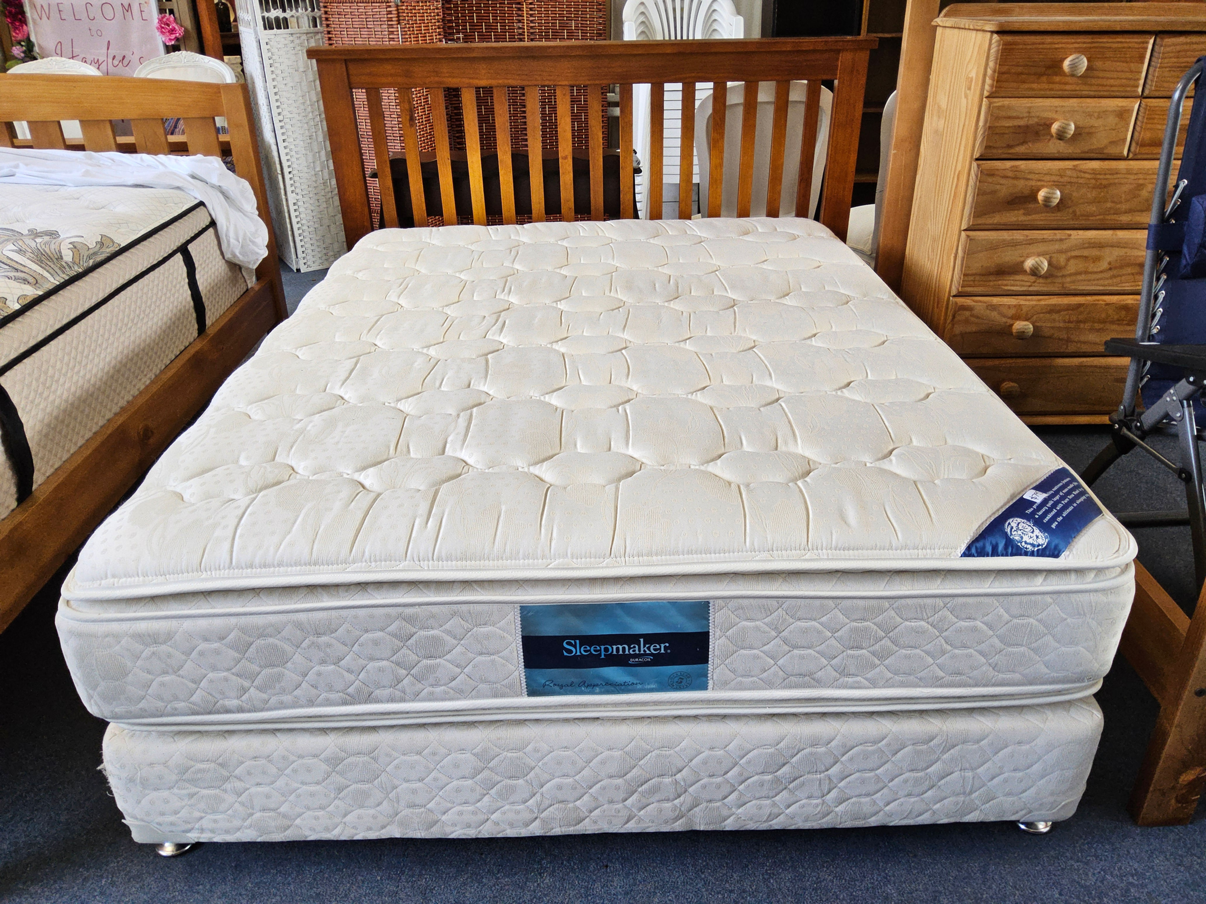QUEENSIZE BED & HEADBOARD