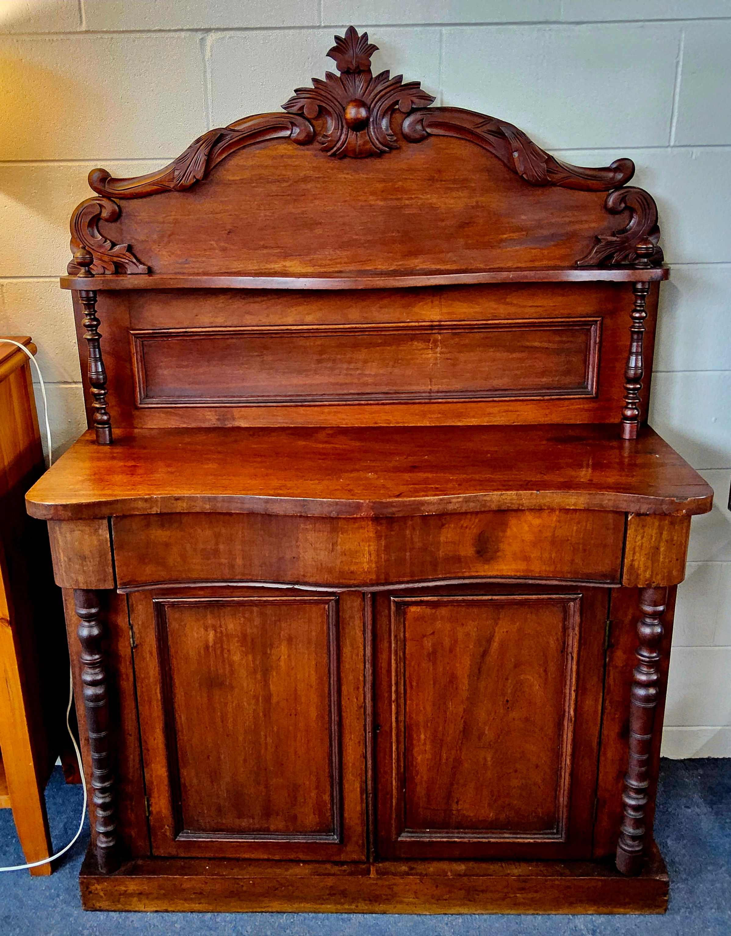 VICTORIAN CHIFFONIER