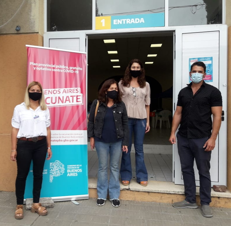 De Battista en San Miguel del Monte, coordinando el arribo de vacunas contra el coronavirus a la posta sanitaria montada en instalaciones del Colegio Nacional.