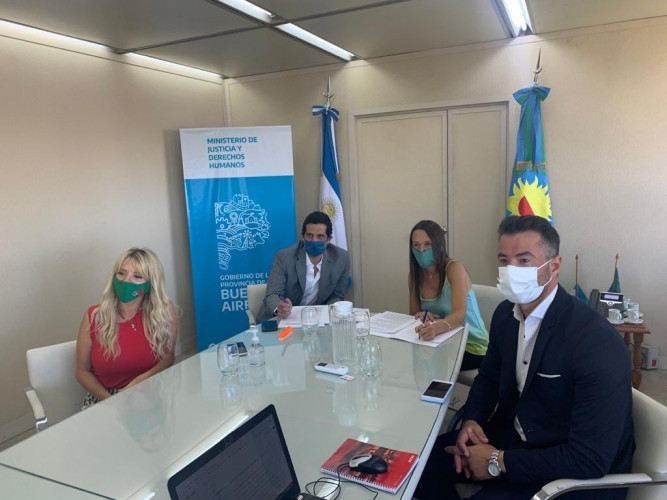 A la jornada realizada hoy asistieron Javier Fernández, Director Provincial de Transparencia, Ética Pública y Anticorrupción, que coordina el equipo de técnico sobre Principios, deberes y obligaciones rectores de la Ética Pública y la trasparencia y la Directora Anticorrupción, Marina Mongiardino, coordinadora del equipo técnico sobre Régimen de conflicto de intereses e incompatibilidades.